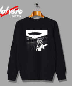 Cat Selfie With Alien Ufo Funny Cat Vintage Sweatshirt Design